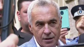 VIDEO Călin Georgescu rămâne sub control judiciar. Dosarele și protestele care complică situația fostului candidat la prezidențiale